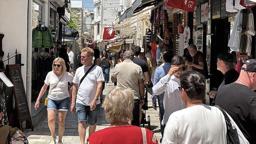 Akdeniz sezonu açtı! Güneşi gören sahile koştu, kimi güneşlendi gibi yüzdü