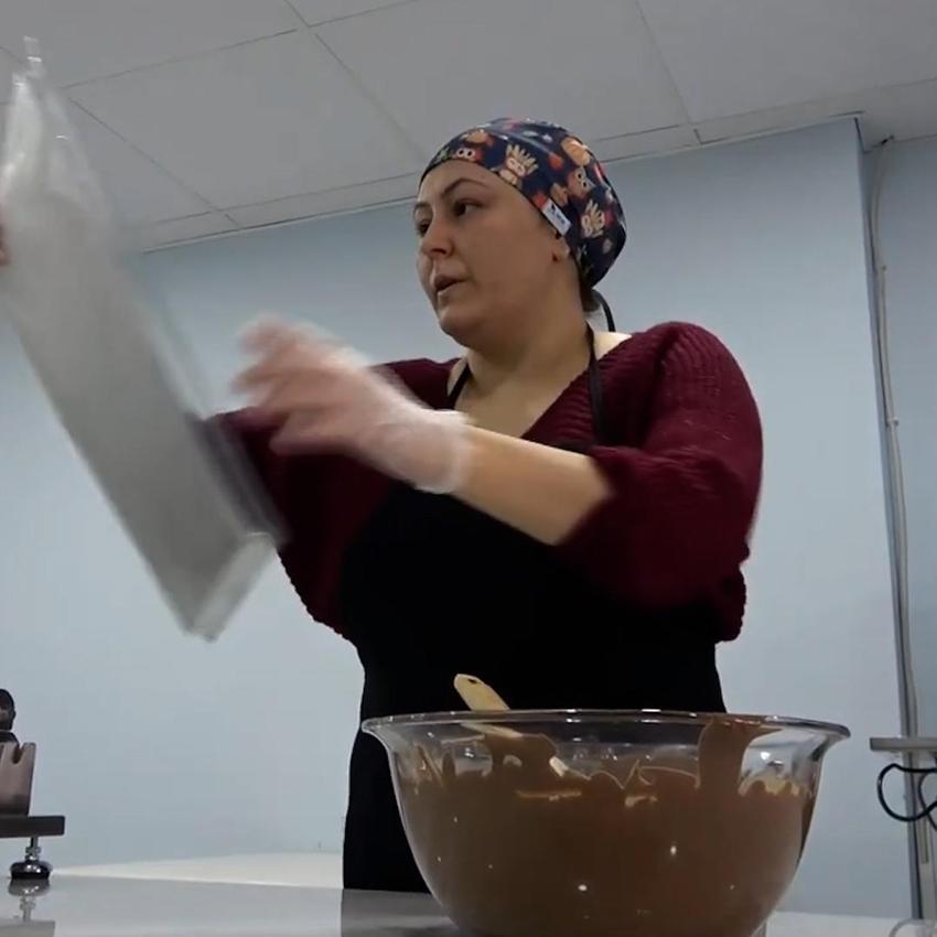 İsveç'te ücretsiz öğrendi, Diyarbakır' da para basıyor: Bu işi yapan tek kadın...