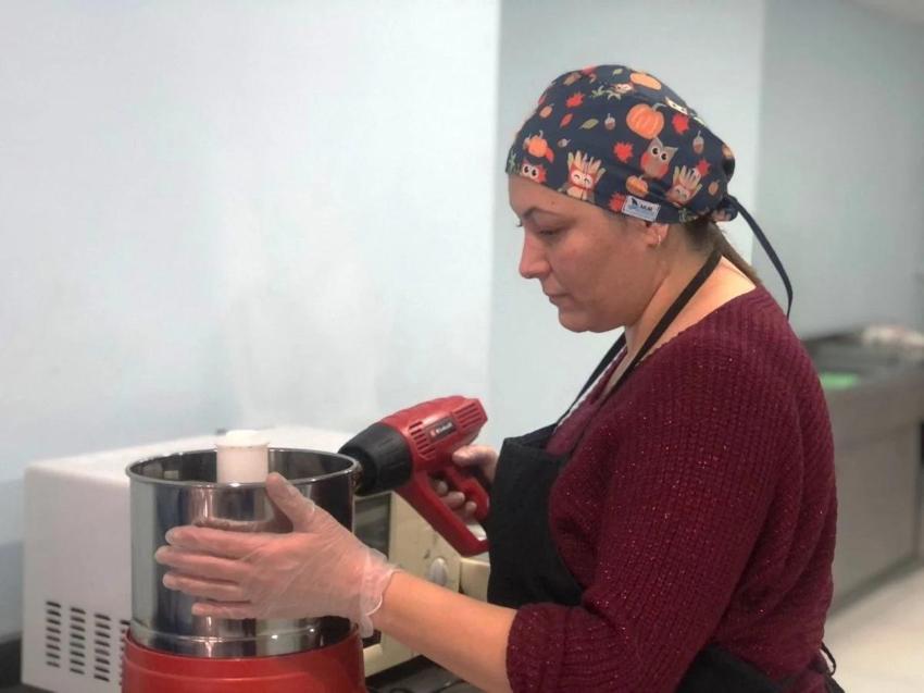 İsveç'te ücretsiz öğrendi, Diyarbakır' da para basıyor: Bu işi yapan tek kadın...