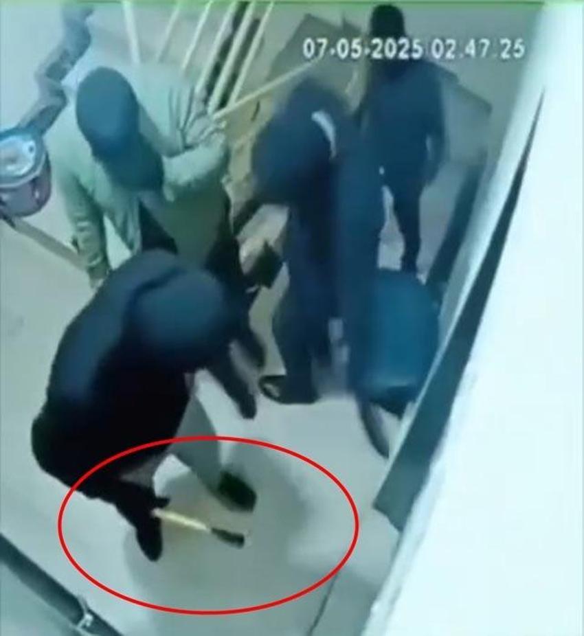 Kar maskeli 4 saldırgan çekiç, balta ve levyelerle husumetlilerinin kapısını parçalayıp kaçtı