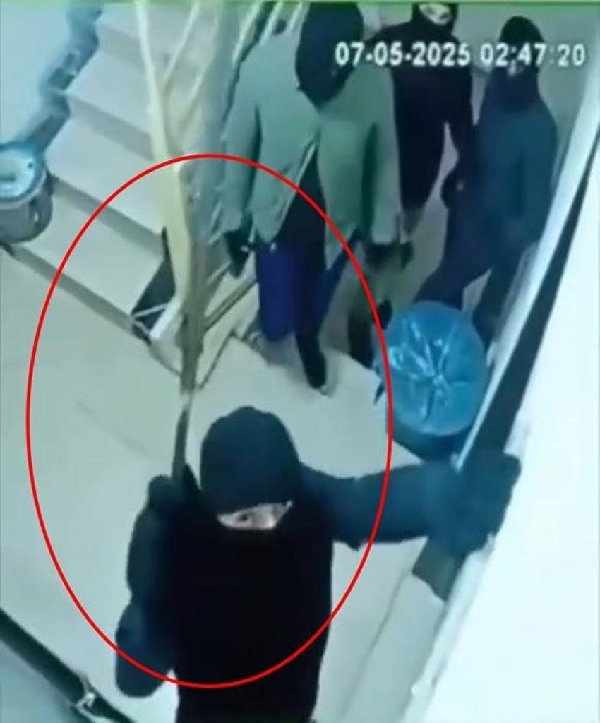 Kar maskeli 4 saldırgan çekiç, balta ve levyelerle husumetlilerinin kapısını parçalayıp kaçtı
