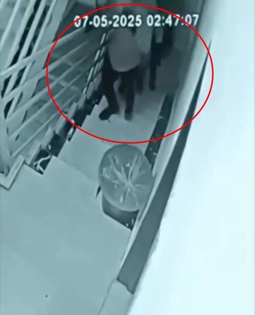 Kar maskeli 4 saldırgan çekiç, balta ve levyelerle husumetlilerinin kapısını parçalayıp kaçtı