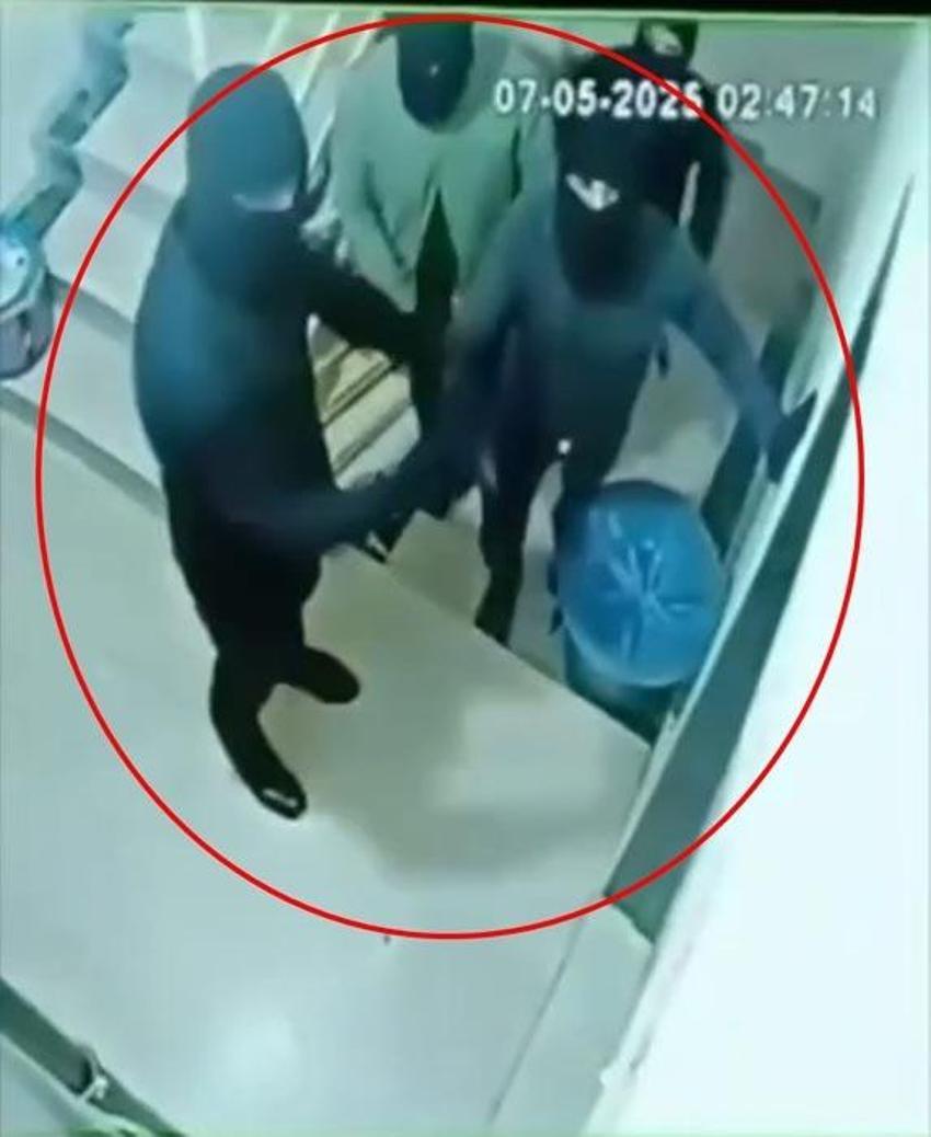 Kar maskeli 4 saldırgan çekiç, balta ve levyelerle husumetlilerinin kapısını parçalayıp kaçtı