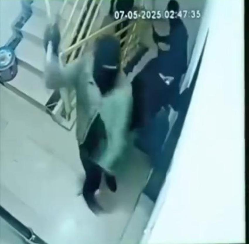 Kar maskeli 4 saldırgan çekiç, balta ve levyelerle husumetlilerinin kapısını parçalayıp kaçtı