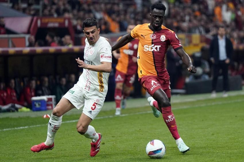 Granit Xhaka bombası! Galatasaray'ın ilk transferi tamam, İstanbul'a gelip Kemerburgaz tesislerini gezdi