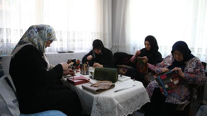 Ev hanımlarının ellerinde saraciye sanatı yeniden doğuyor Hem hobi edindiler hem de aile bütçesine katkı sağlıyorlar