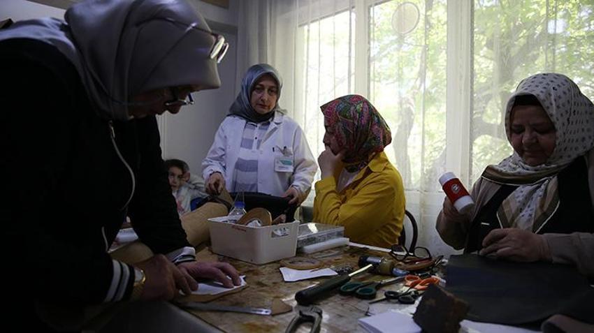 Ev hanımlarının ellerinde saraciye sanatı yeniden doğuyor Hem hobi edindiler hem de aile bütçesine katkı sağlıyorlar