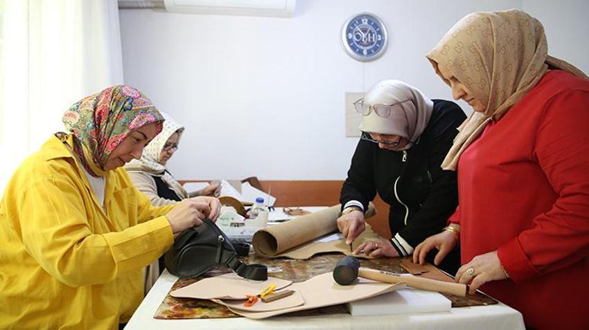 Ev hanımlarının ellerinde saraciye sanatı yeniden doğuyor Hem hobi edindiler hem de aile bütçesine katkı sağlıyorlar