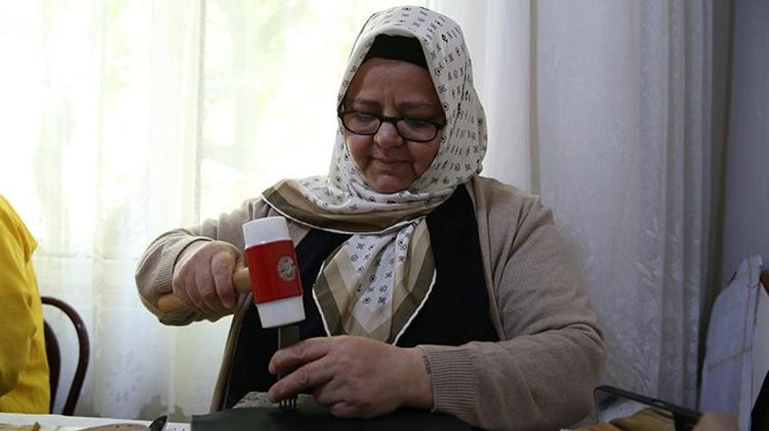 Ev hanımlarının ellerinde saraciye sanatı yeniden doğuyor Hem hobi edindiler hem de aile bütçesine katkı sağlıyorlar