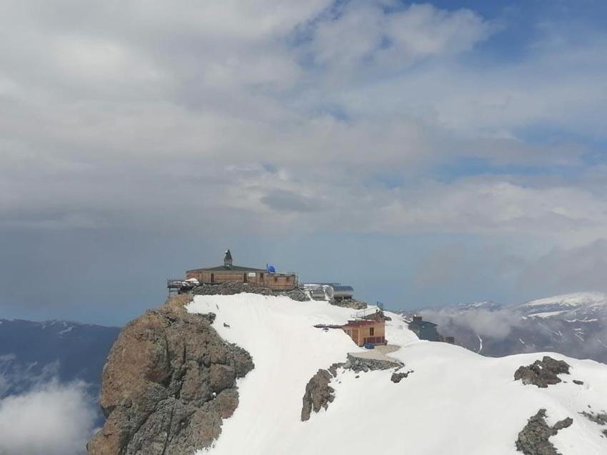 Trabzon'da 4 metrelik karla zorlu mücadele! Belediye ekipleri harekete geçti