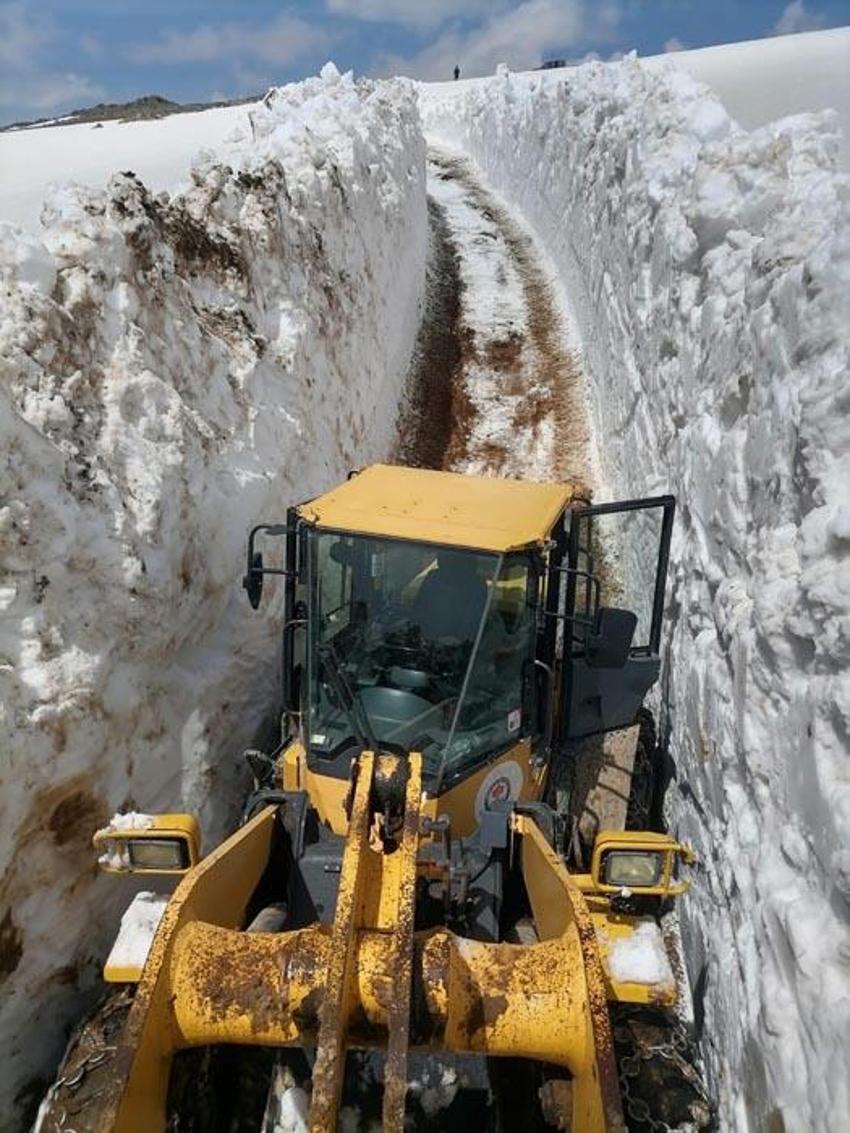 Trabzon'da 4 metrelik karla zorlu mücadele! Belediye ekipleri harekete geçti