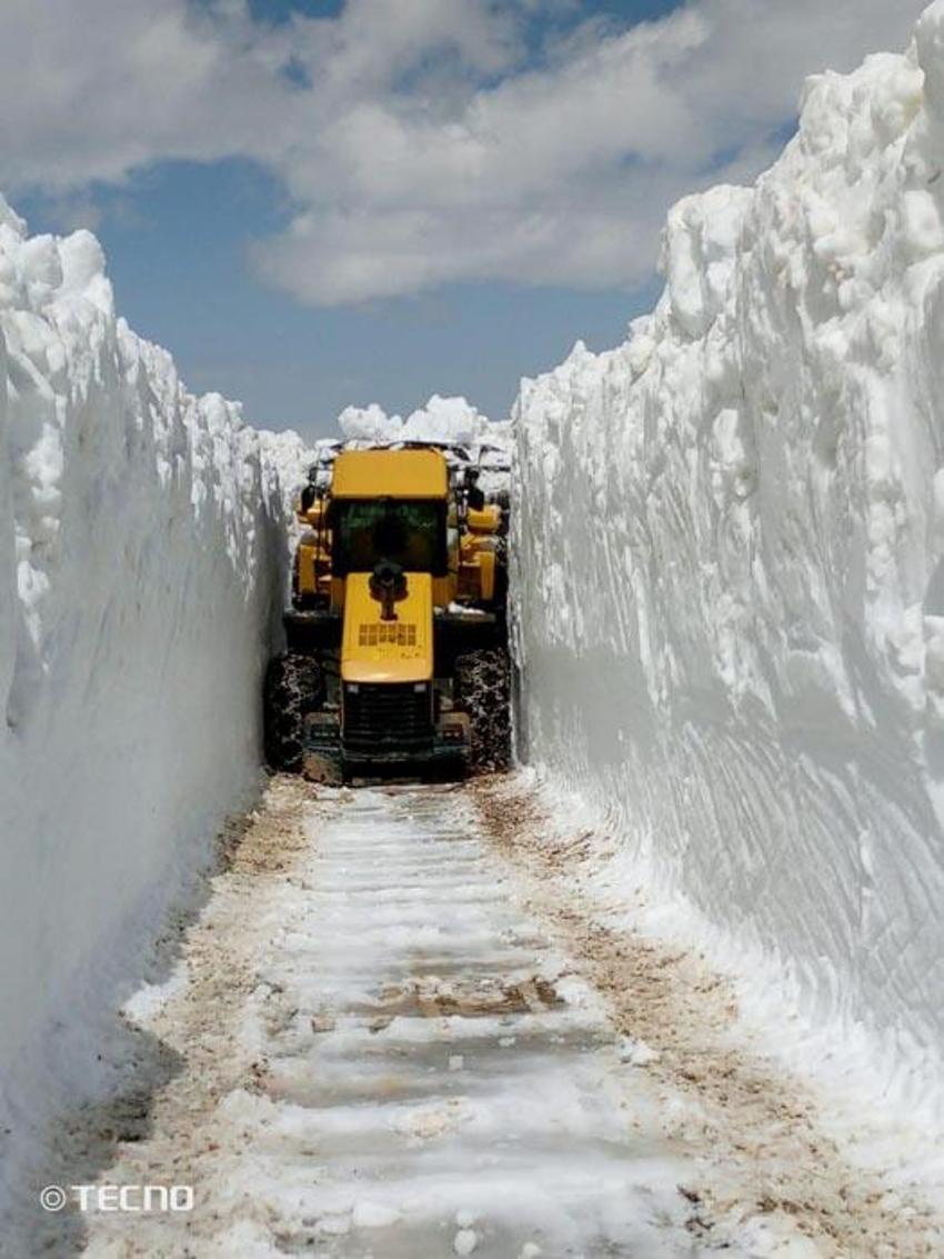 Trabzon'da 4 metrelik karla zorlu mücadele! Belediye ekipleri harekete geçti
