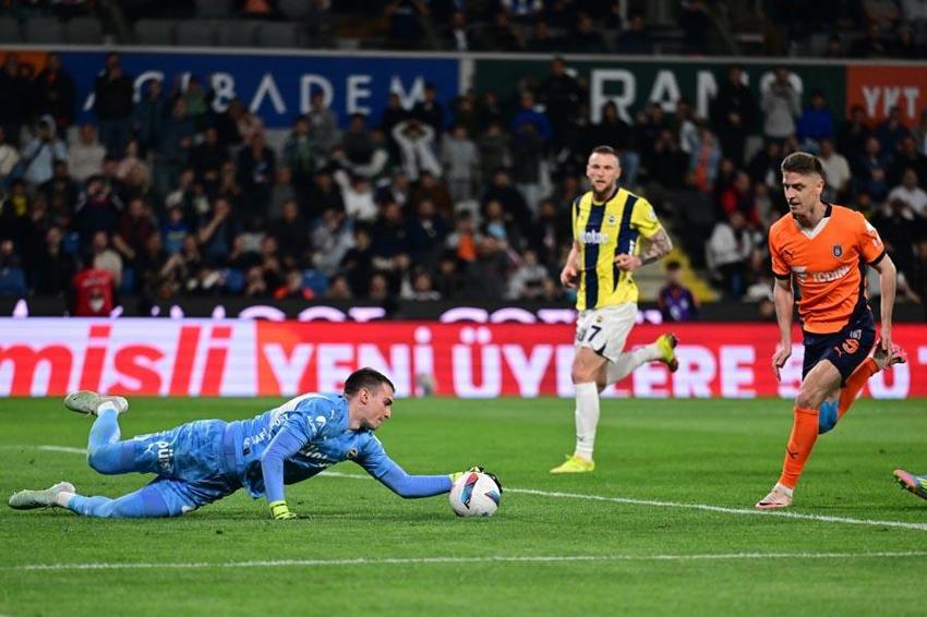 Başakşehir Fenerbahçe maçında gol yağmuru! Kanarya 3 puanla moral depoladı