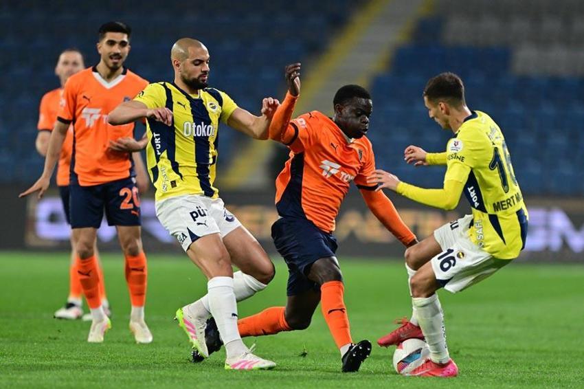 Başakşehir Fenerbahçe maçında gol yağmuru! Kanarya 3 puanla moral depoladı