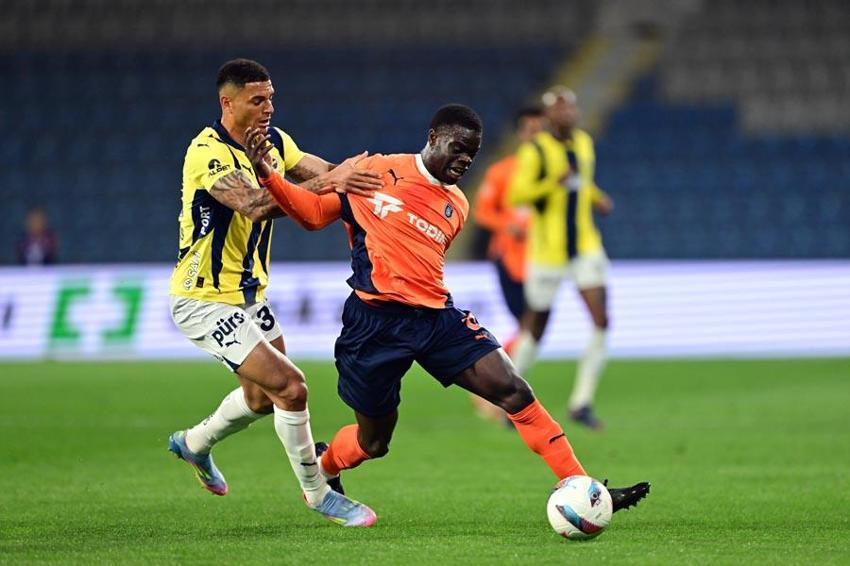 Başakşehir Fenerbahçe maçında gol yağmuru! Kanarya 3 puanla moral depoladı