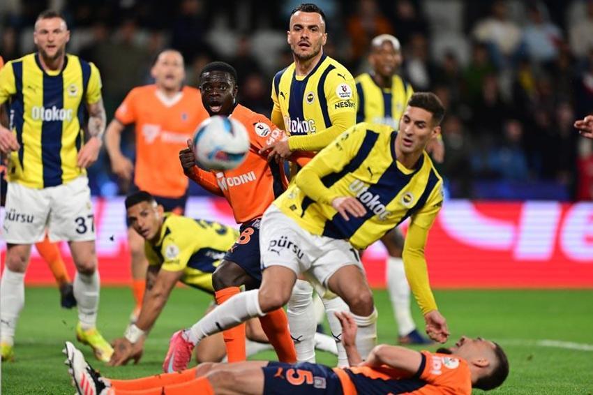 Başakşehir Fenerbahçe maçında gol yağmuru! Kanarya 3 puanla moral depoladı