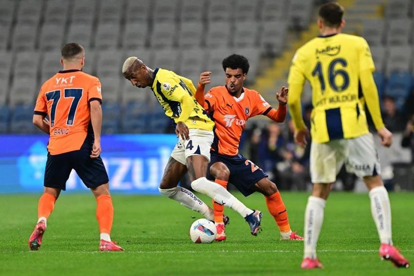 Başakşehir Fenerbahçe maçında gol yağmuru! Kanarya 3 puanla moral depoladı