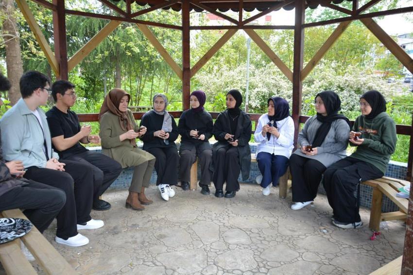 İlkokuldan beri birlikteler, şimdi aynı okulda öğrenci yetiştiriyorlar: Biri müdür yardımcısı, diğeri Arapça öğretmeni