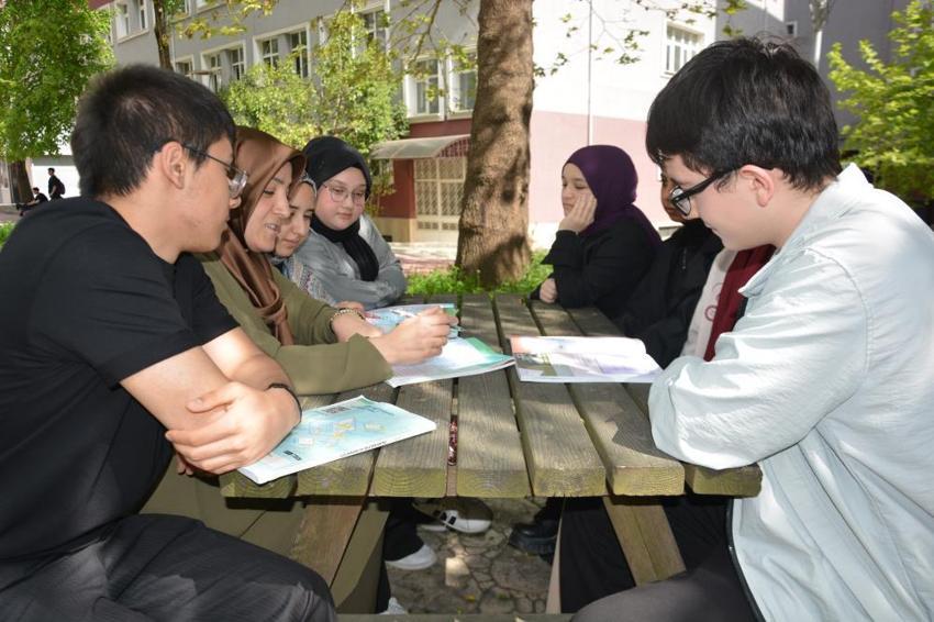 İlkokuldan beri birlikteler, şimdi aynı okulda öğrenci yetiştiriyorlar: Biri müdür yardımcısı, diğeri Arapça öğretmeni