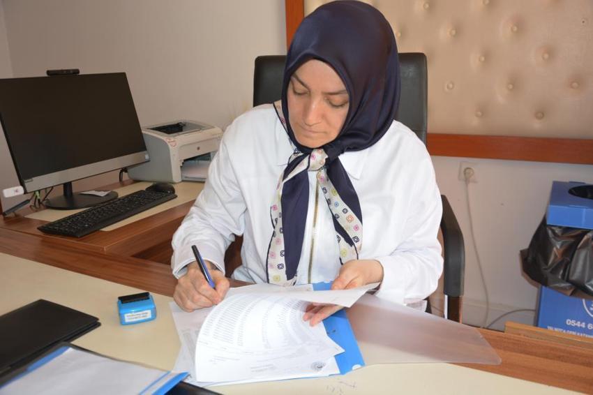 İlkokuldan beri birlikteler, şimdi aynı okulda öğrenci yetiştiriyorlar: Biri müdür yardımcısı, diğeri Arapça öğretmeni