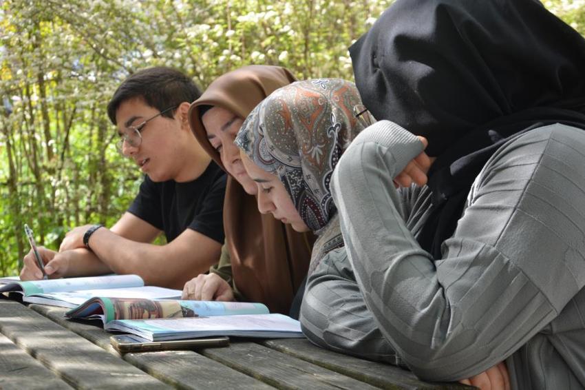 İlkokuldan beri birlikteler, şimdi aynı okulda öğrenci yetiştiriyorlar: Biri müdür yardımcısı, diğeri Arapça öğretmeni
