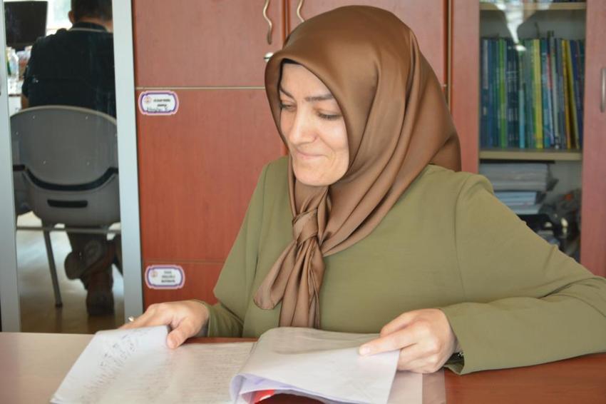 İlkokuldan beri birlikteler, şimdi aynı okulda öğrenci yetiştiriyorlar: Biri müdür yardımcısı, diğeri Arapça öğretmeni