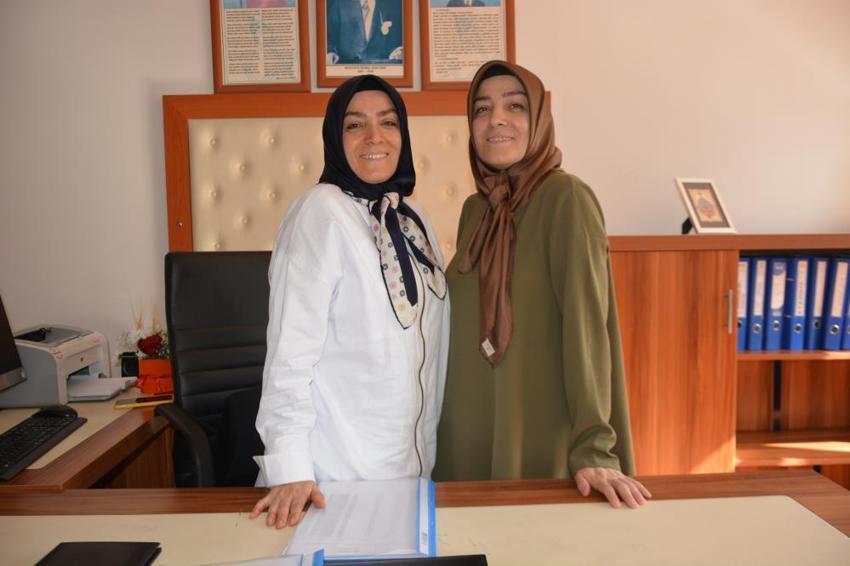 İlkokuldan beri birlikteler, şimdi aynı okulda öğrenci yetiştiriyorlar: Biri müdür yardımcısı, diğeri Arapça öğretmeni