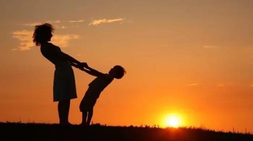 Ölen anne için paylaşılacak Anneler Günü mesajları resimli 2025! Vefat eden Anneye özlem dolu sözler
