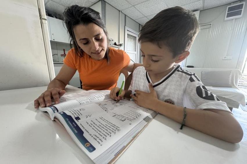 Anneler Günü'nde sesini duydu! Enkazda herkesi kaybetti, oğlunu duyunca hayata döndü!