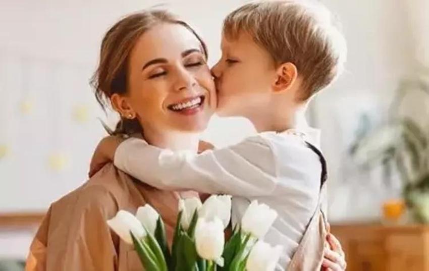 Öğretmenlere Anneler günü mesajları 2025! Velilere WhatsApp gruplarda Anneler günü sözleri resimli