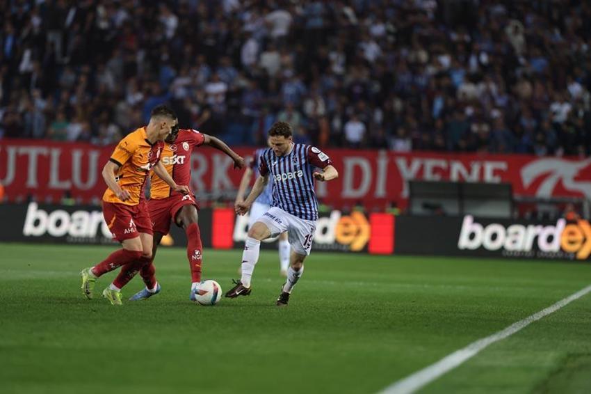 Trabzonspor Galatasaray maçında Aslan 3 puanı 2 golle aldı