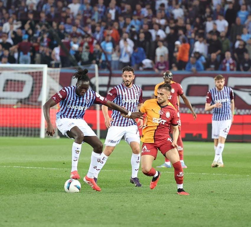 Trabzonspor Galatasaray maçında Aslan 3 puanı 2 golle aldı
