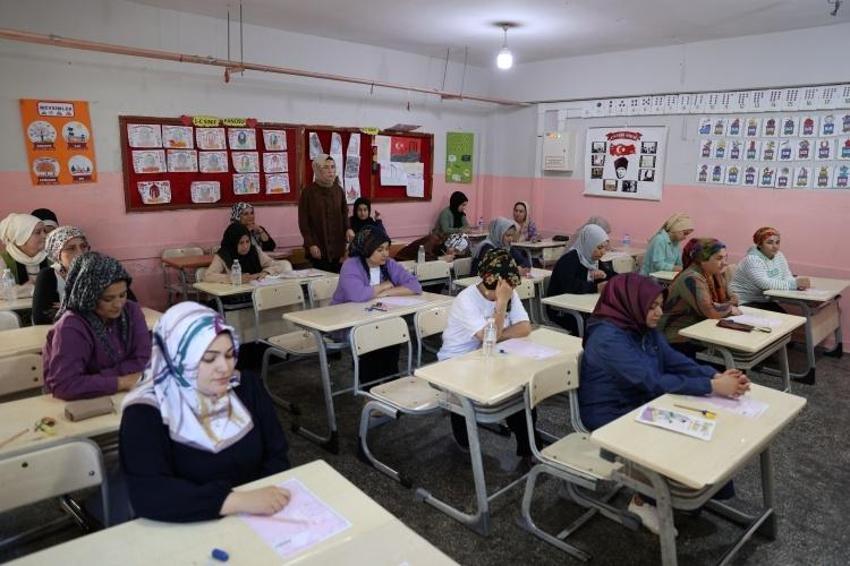 Anneler bu kez okul sıralarında! Sınava girip ter döktüler


