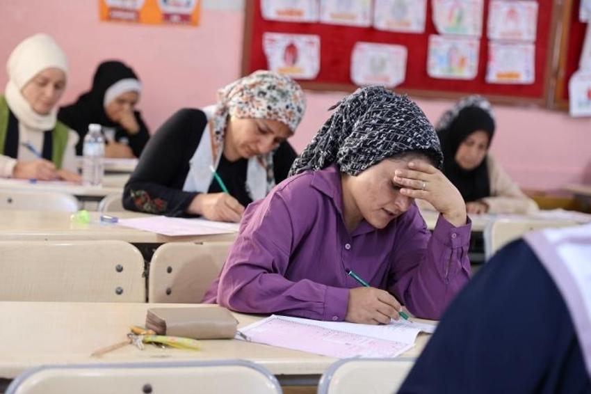 Anneler bu kez okul sıralarında! Sınava girip ter döktüler



