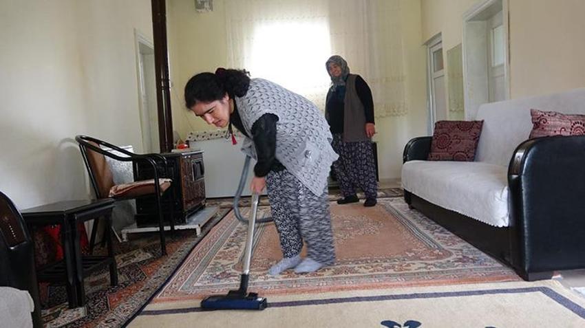 Kayserili fedakar anne, ömrünün yarısını engelli kızına bakmakla geçirdi! 'Başka kimsemiz yok, bir Tuğba'mız var bizim!