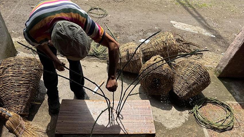 Dikenli sarmaşık, onun elinde esere dönüşüyor! 45 yıldan beri ekmeğini böyle kazanıyor
