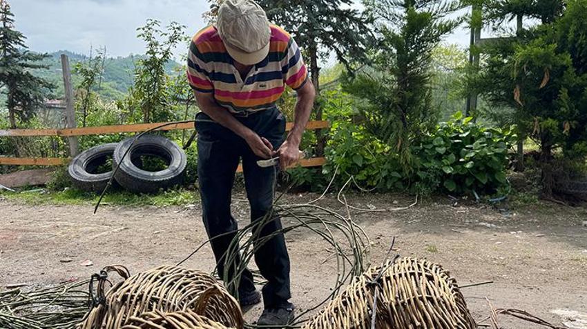 Dikenli sarmaşık, onun elinde esere dönüşüyor! 45 yıldan beri ekmeğini böyle kazanıyor