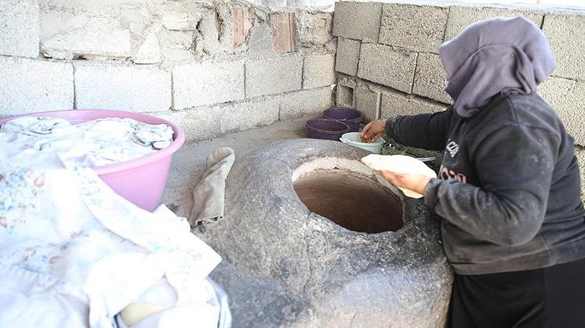 Eşi vefat eden 8 çocuk annesi kadın, çocuklarına hem anne hem de baba oldu! Alın teri ile yıllardır evin geçimini sağlıyor