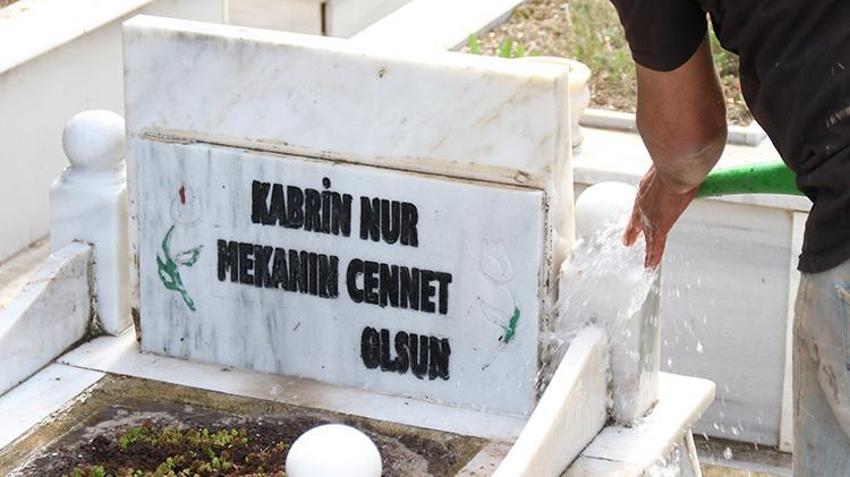 Eskişehir'de 300 mezara gözü gibi bakıyor, Avrupa'dan müşterileri var