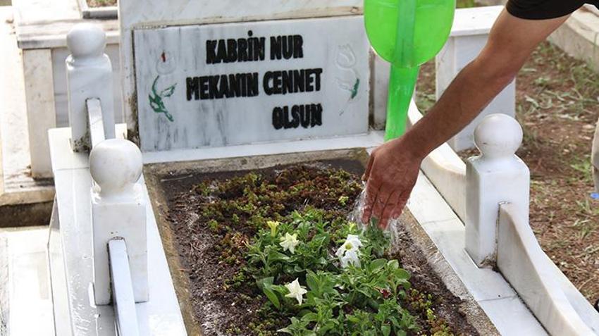Eskişehir'de 300 mezara gözü gibi bakıyor, Avrupa'dan müşterileri var