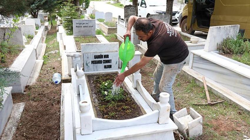 Eskişehir'de 300 mezara gözü gibi bakıyor, Avrupa'dan müşterileri var