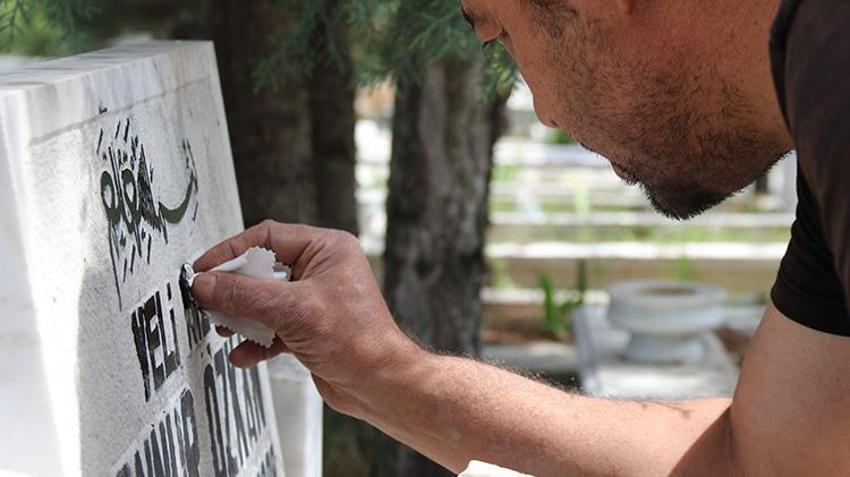 Eskişehir'de 300 mezara gözü gibi bakıyor, Avrupa'dan müşterileri var