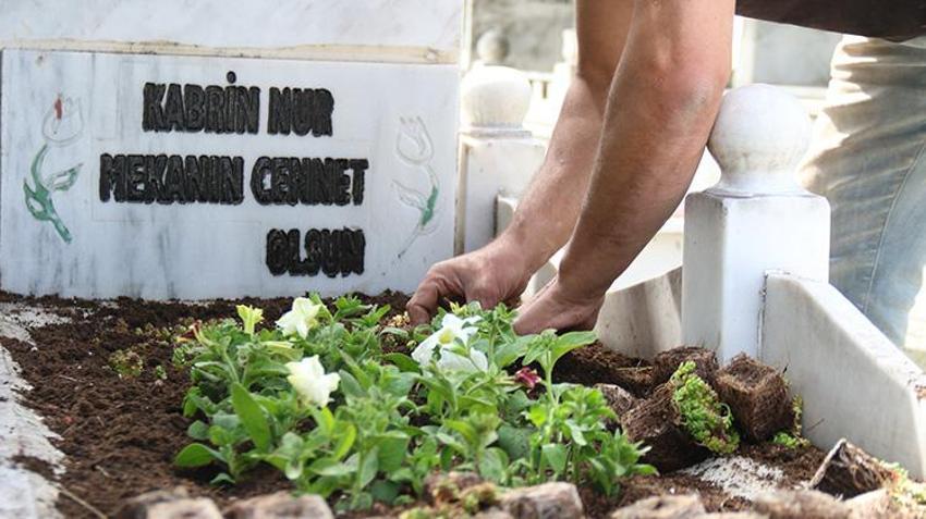 Eskişehir'de 300 mezara gözü gibi bakıyor, Avrupa'dan müşterileri var