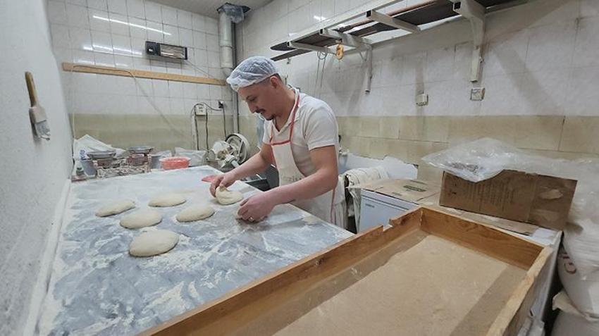 Fırın ateşi karşısında 60 yıldır sabırla ekmek pişiriyor! 12 yaşında çırak olarak başladı