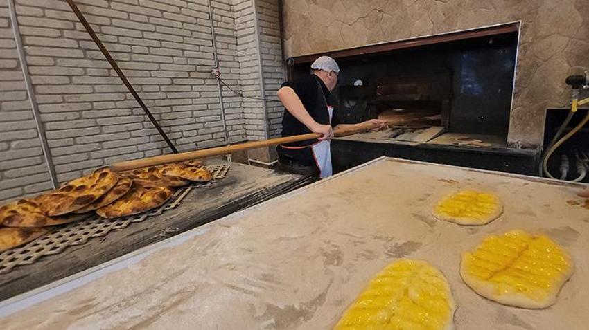 Fırın ateşi karşısında 60 yıldır sabırla ekmek pişiriyor! 12 yaşında çırak olarak başladı