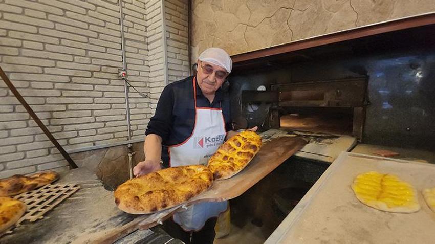 Fırın ateşi karşısında 60 yıldır sabırla ekmek pişiriyor! 12 yaşında çırak olarak başladı