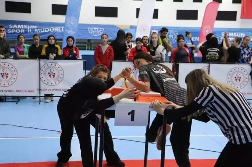 Şampiyona Samsun'da başladı! Bileğine güvenen masaya geldi
