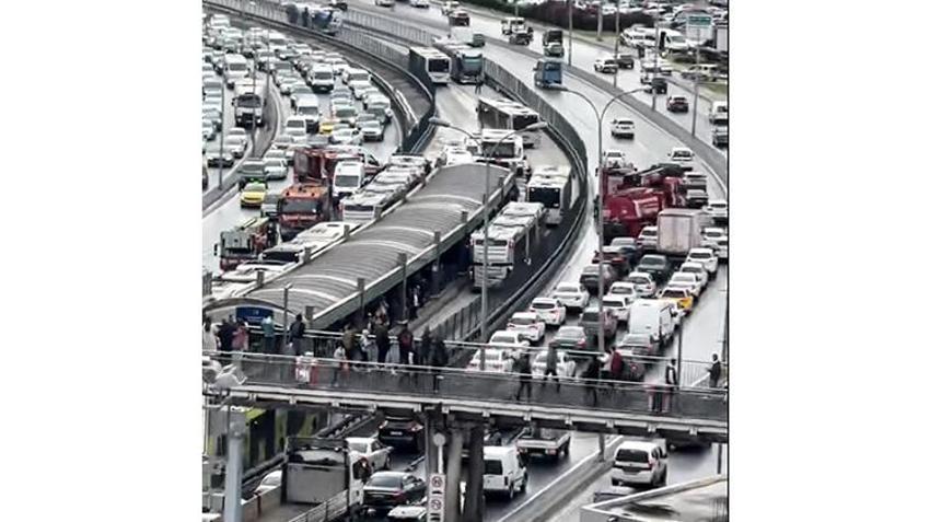 Metrobüs alarm veriyor! Yoğun kazaların sebebi eski araçlar mı dikkatsiz sürücüler mi? Kilometreleri 2 milyonu geçti