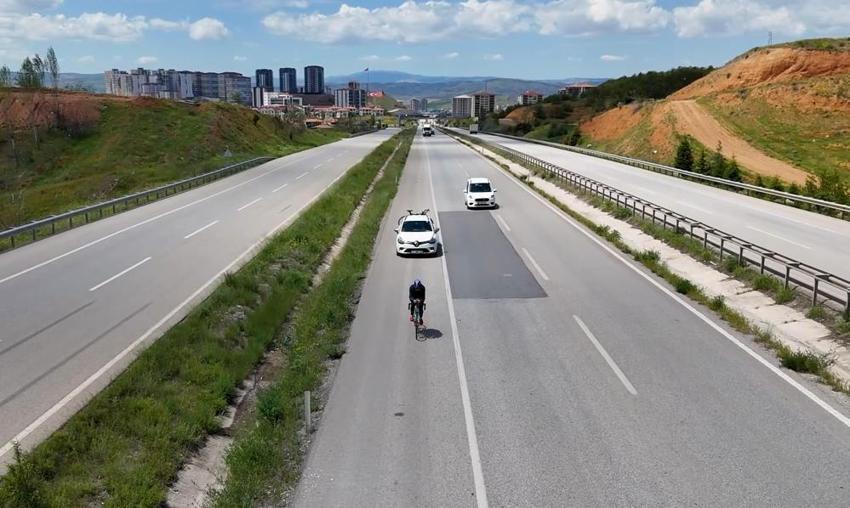 19 Mayıs için pedal çeviriyor! Çanakkale Şehitliği'nden aldığı toprağı Samsun'a bisikletle getiriyor
