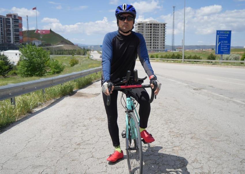 19 Mayıs için pedal çeviriyor! Çanakkale Şehitliği'nden aldığı toprağı Samsun'a bisikletle getiriyor